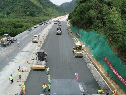 距建成通車更近一步 臨建高速路面施工正式啟動