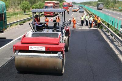 烈日下堅守 衡德高速公路路面及橋面病害處治工程進(jìn)行中