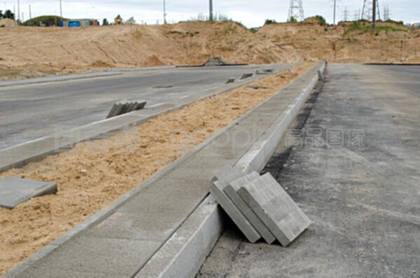 公路建設。路面瓷磚人行道