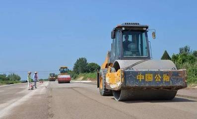 最新消息!國(guó)道220路面在刷黑了,預(yù)計(jì)年底全線通車(chē).