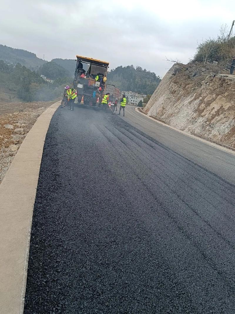 貴州旭輝科技建設(shè)安龍縣海子至灑雨公路改擴建工程,道路瀝青路面 - 抖