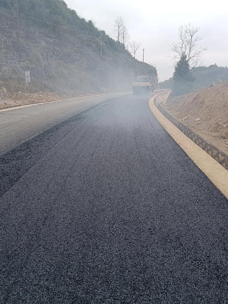 貴州旭輝科技建設(shè)安龍縣海子至灑雨公路改擴建工程,道路瀝青路面 - 抖