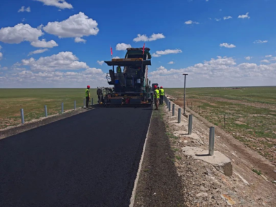 Y313線(那仁寶拉格蘇木至別力古臺)段公路瀝青路面施工快速推進