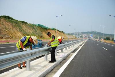 煙臺濱海路蓬萊段公路工程完成全路段瀝青鋪設，助力區域交通升級