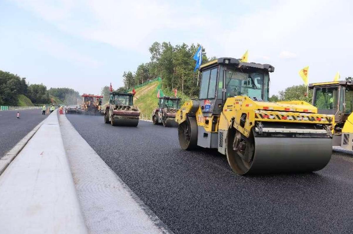 平益高速路面工程進入最后工序，全面沖刺年底通車目標