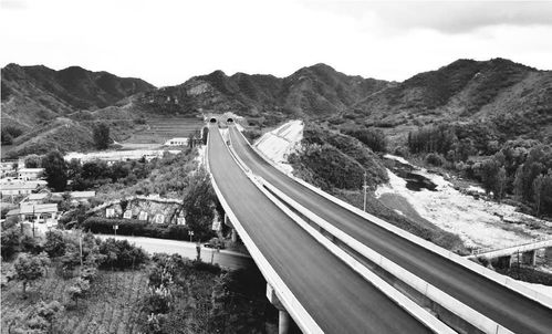 凌綏高速公路首段瀝青路面貫通，通車在即推動區域發展